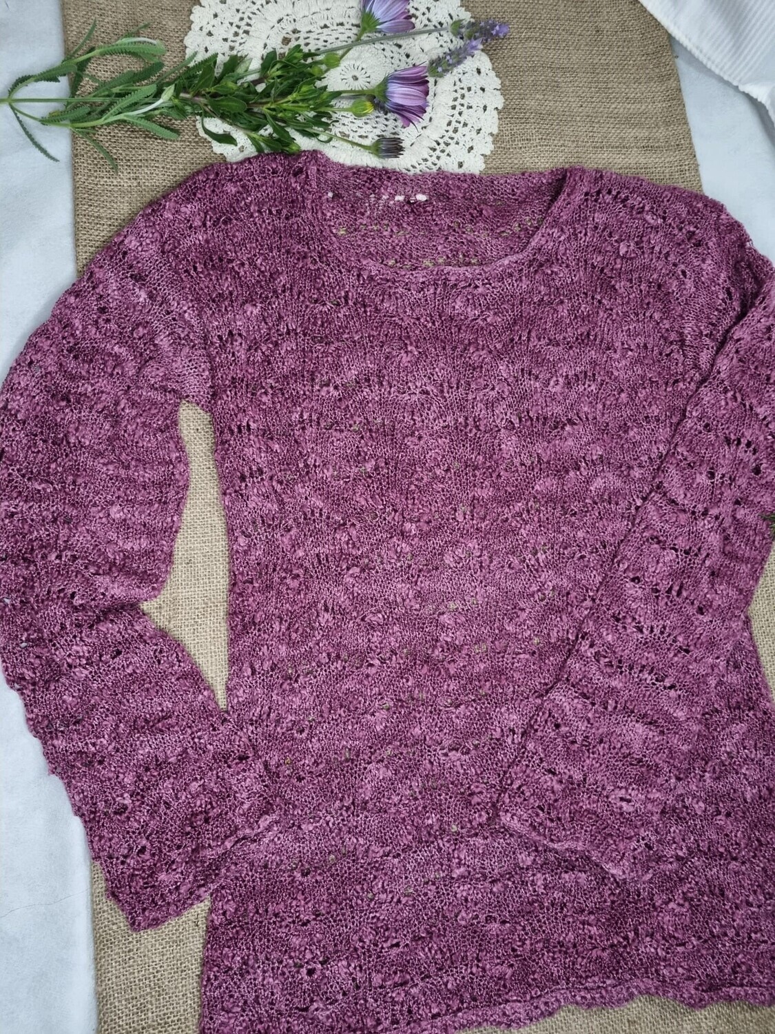 BUZO DE HILO CALADO, CUELLO REDONDO, MANGA LARGA. COLOR UVA. TALLE M
