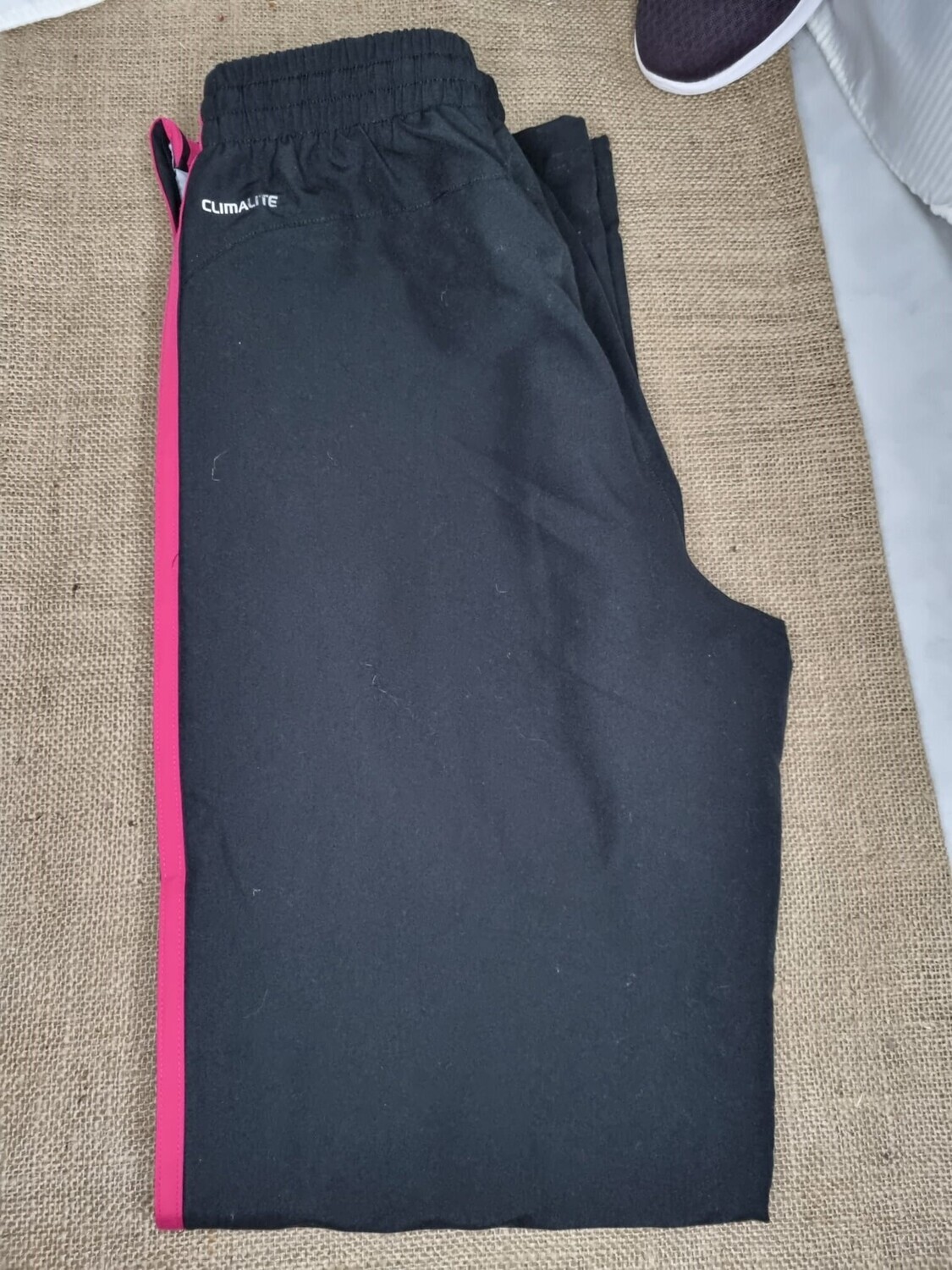 PANTALÓN DEPORTIVO, MARCA &quot;ADIDAS&quot; ORIGINAL, TALLE 16A. NEGRO CON LÍNEAS Y LOGO FUCSIA. IGUAL A NUEVO