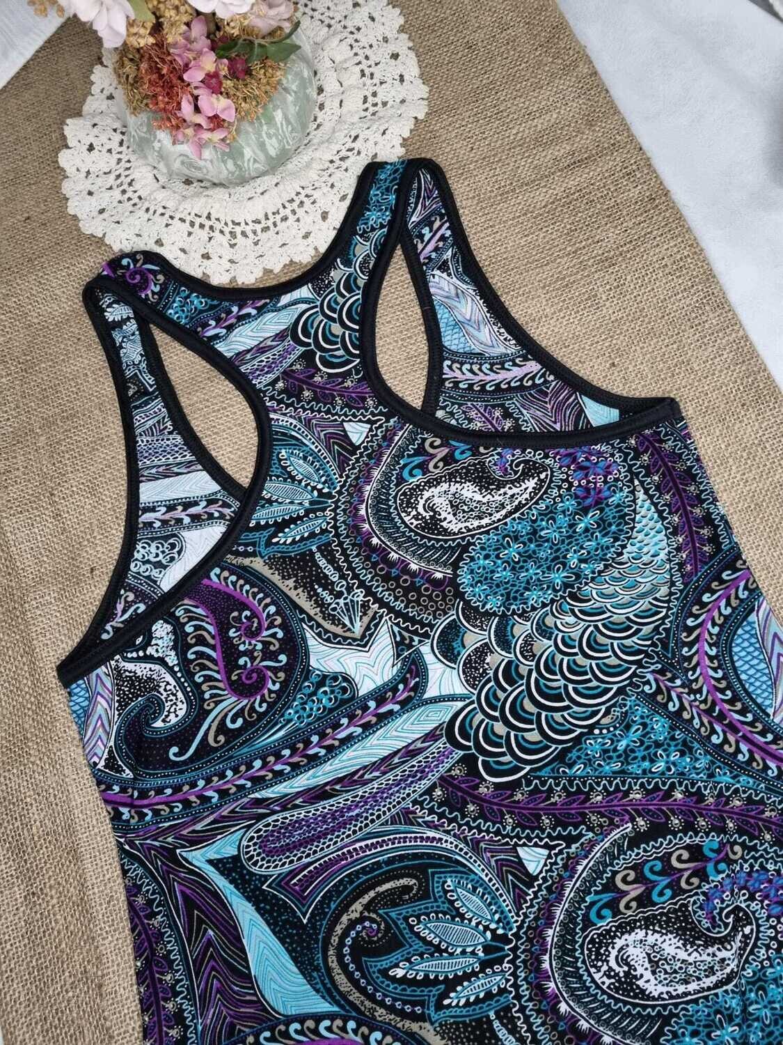 MUSCULOSA CON BRETELES ESTILO NADADORA. ESTAMPADA.