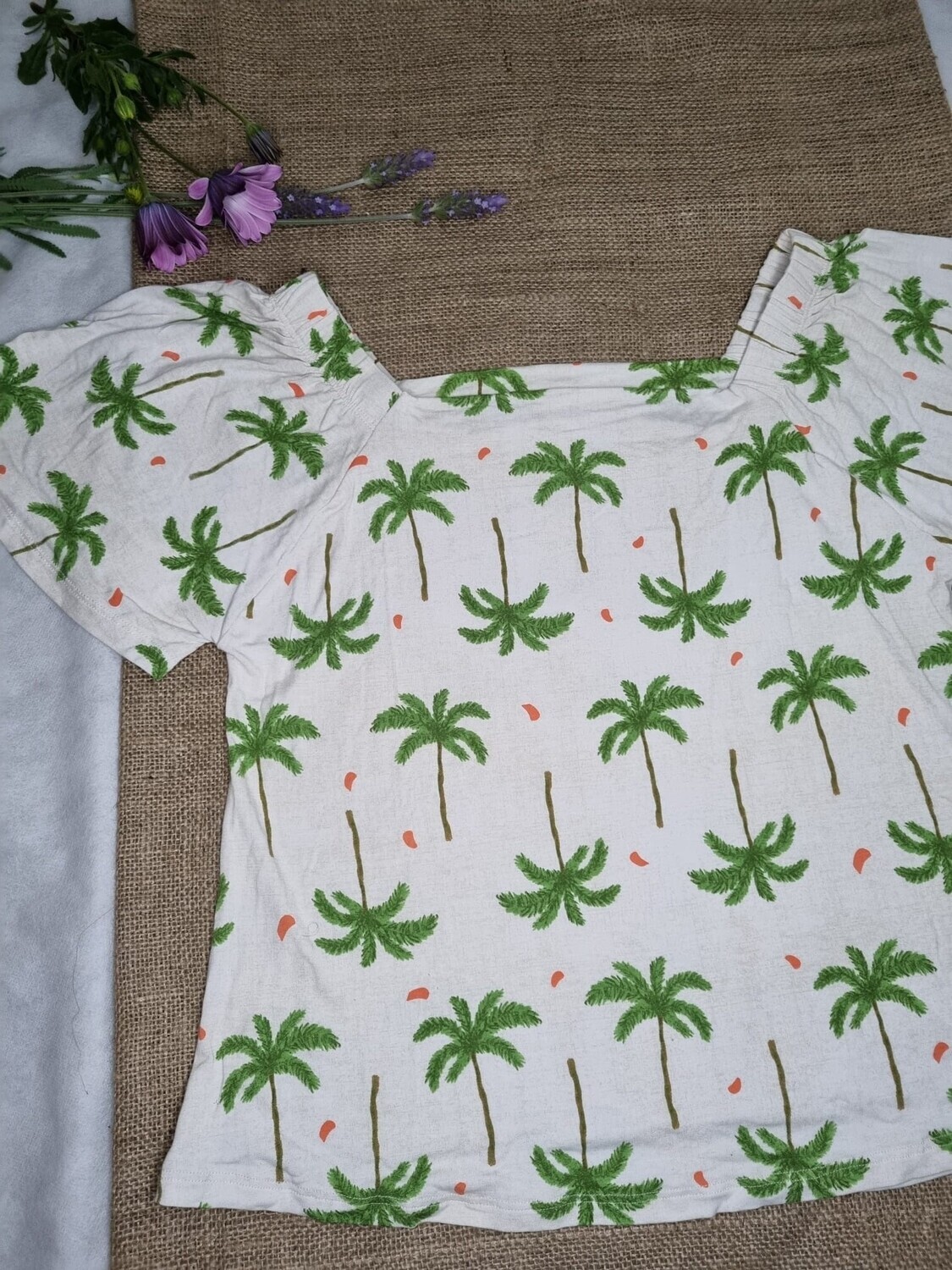 BLUSA DE ALGODÓN, BUZO, MANGA CORTA, ESCOTE CUADRADO. ESTAMPAS DE PALMERAS. MARCA BLUESTEEL. TALLE M.