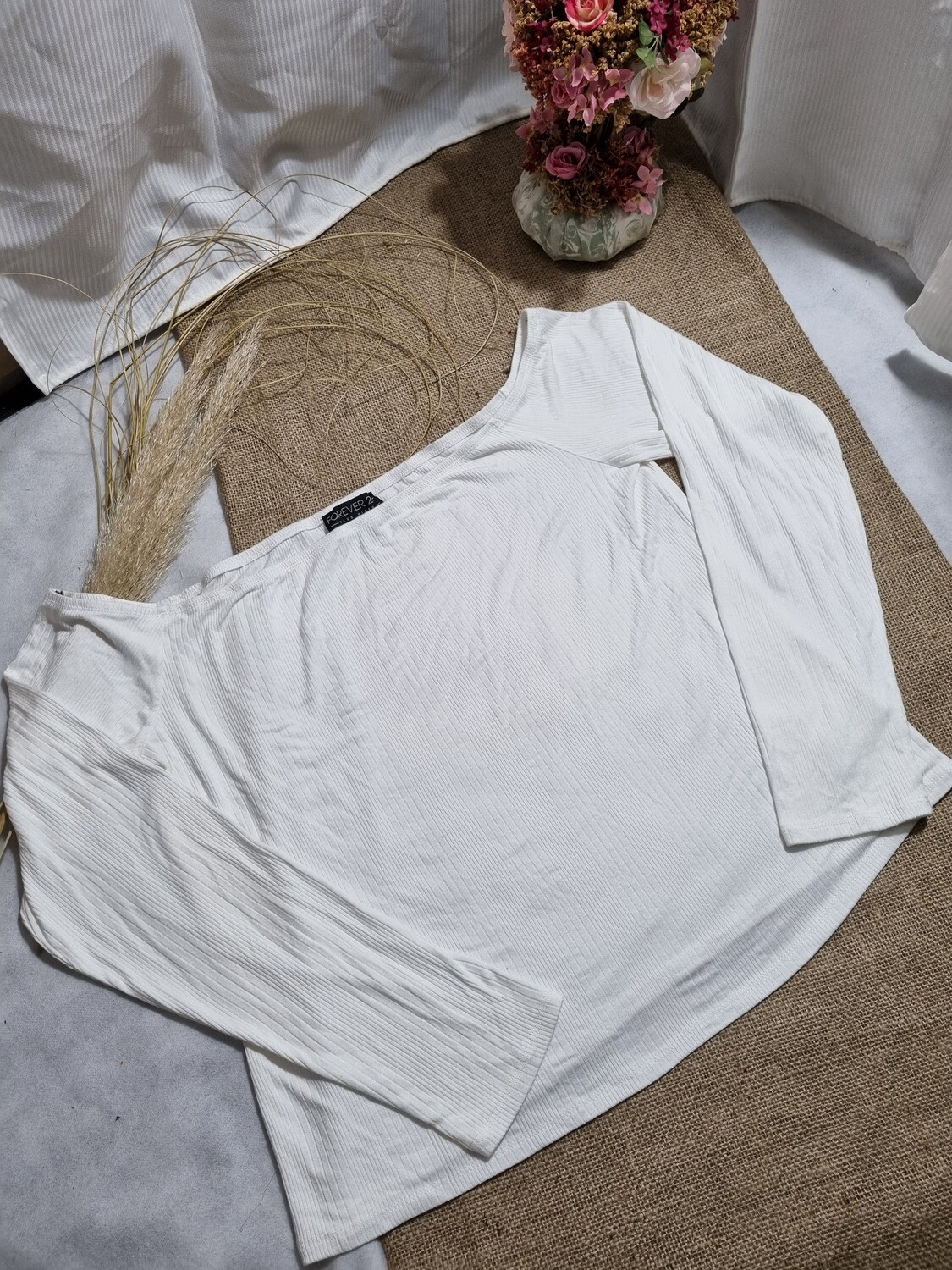REMERA DE MANGA LARGA, ESCOTE HOMBRO A HOMBRO, COLOR BLANCO, MARCA FOREVER 21, TALLE 2X