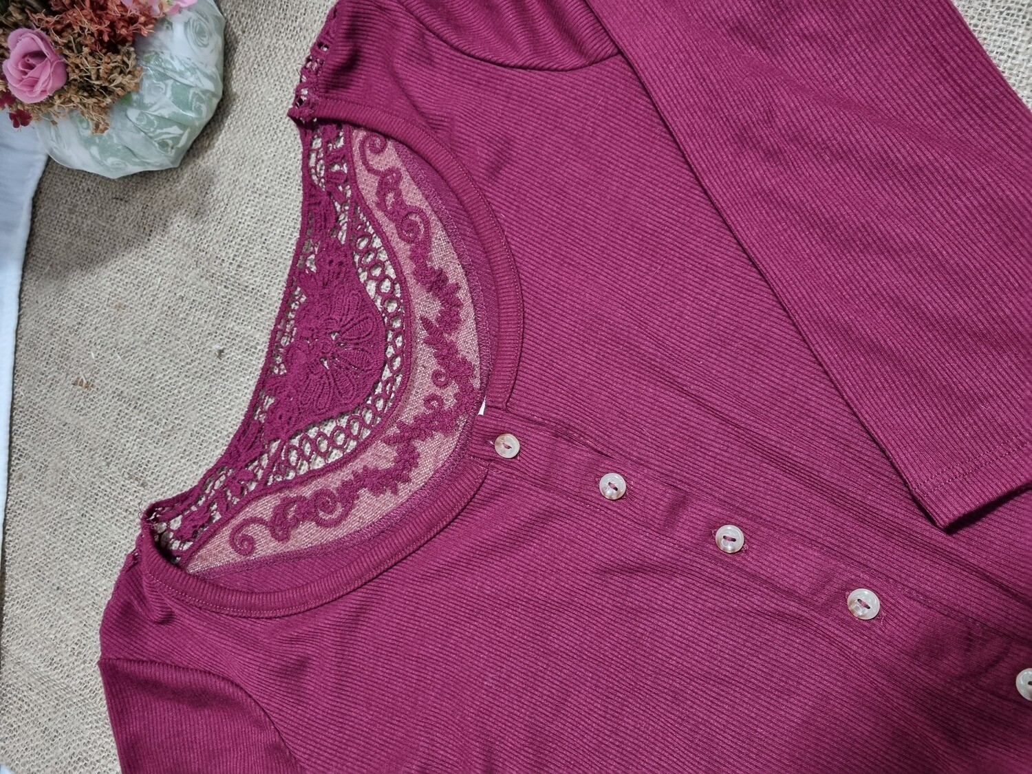 REMERA  COLOR BORDEAU, ABOTONADA AL FRENTE, CON APLIQUE DE ENCAJE Y BORDADO EN LA ESPALDA, MANGA LARGA, MARCA NO BOUNDED, TALLE M