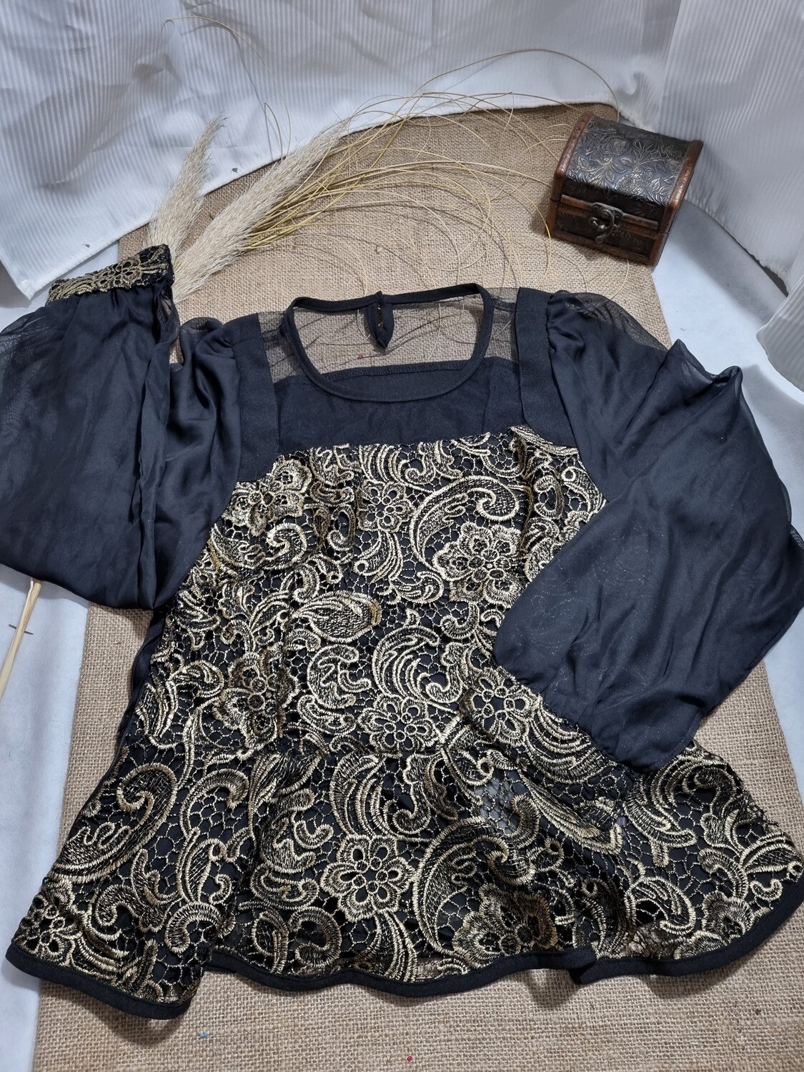 BLUSA DE FIESTA, MANGA LARGA, EN GASA NEGRA Y ENCAJE BORDADO EN DORADO, TALLE S/M, CON ETIQUETA, SIN USO