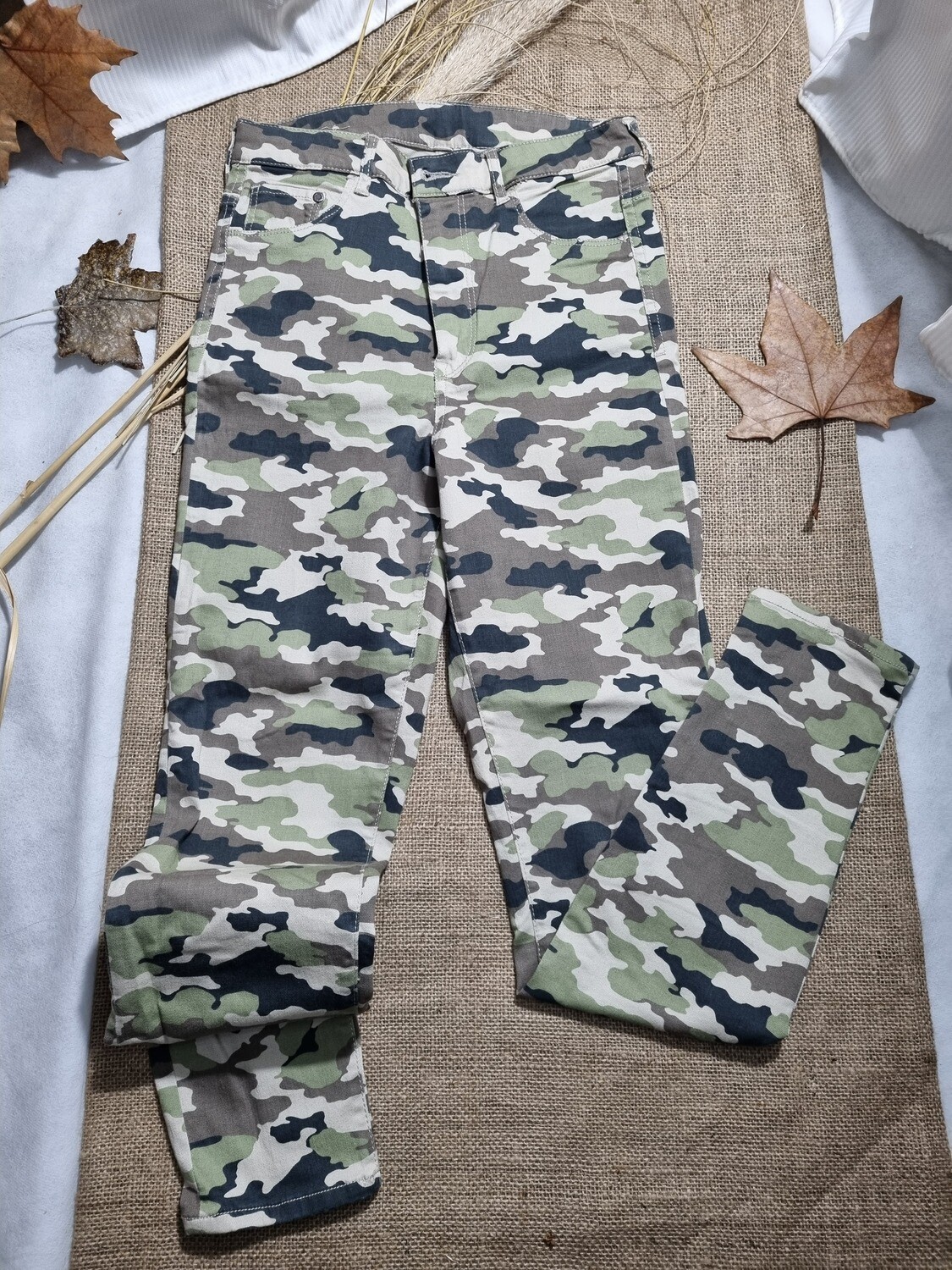 JEGGINGS DE JEAN CAMUFLADO, MARCA H Y M, TALLE 26/30. COMO NUEVO
