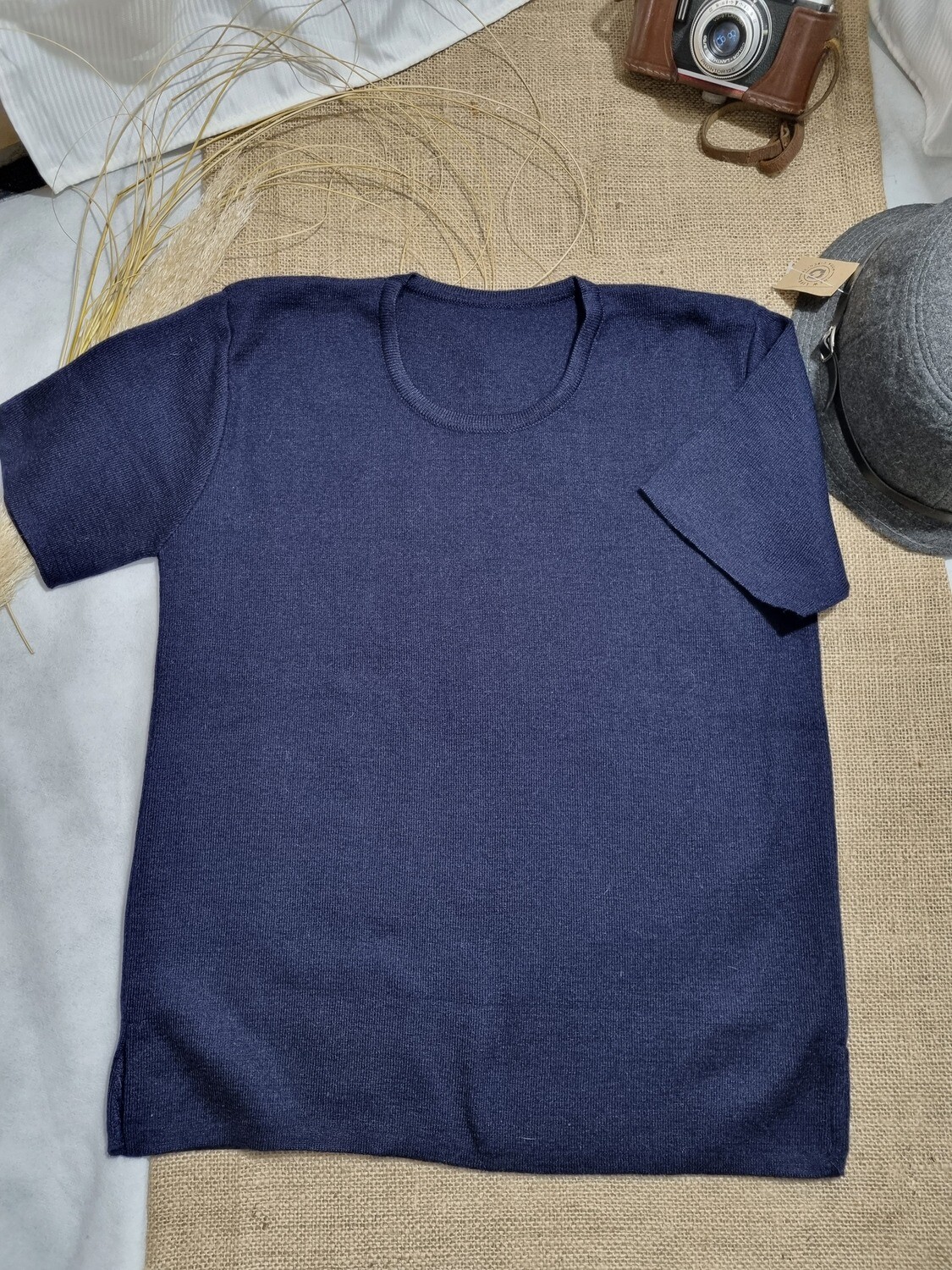 SWEATER TEJIDO FINO, MANGA CORTA, ESCOTE A LA BASE, COLOR AZUL MARINO, TALLE M