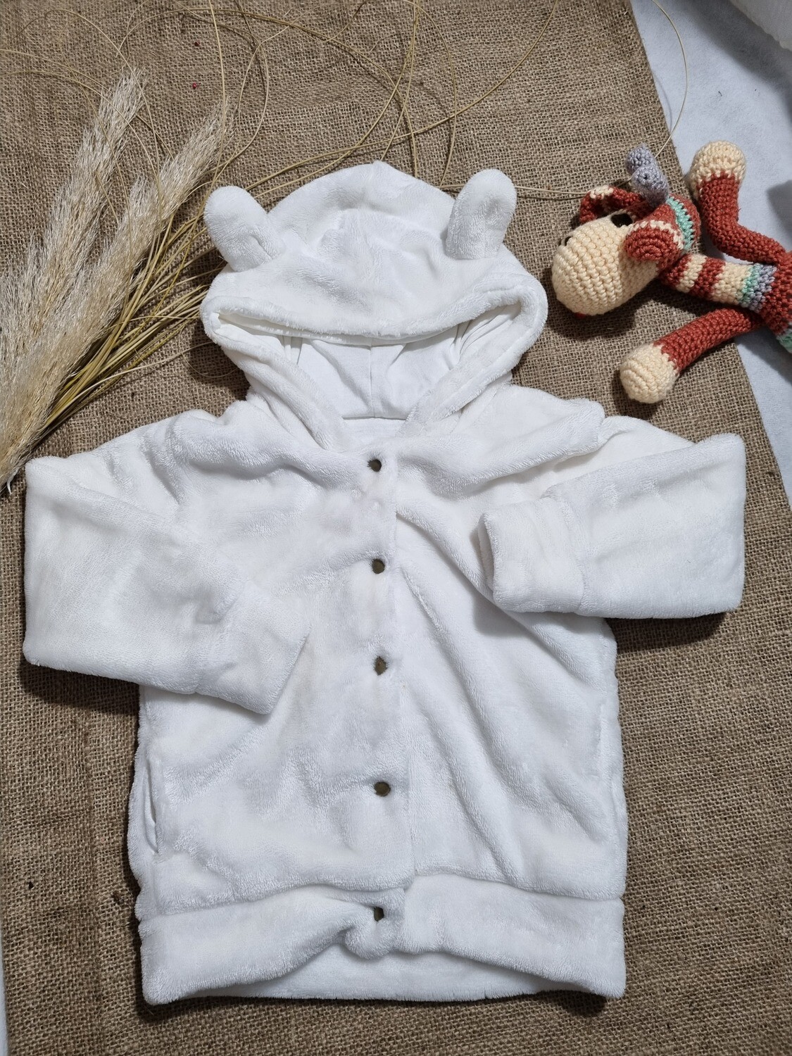 CAMPERA CON CAPUCHA EN PELUCHE BLANCO, CON BROCHES, MARCA PAPPOLINO, TALLE Bb3 MESES