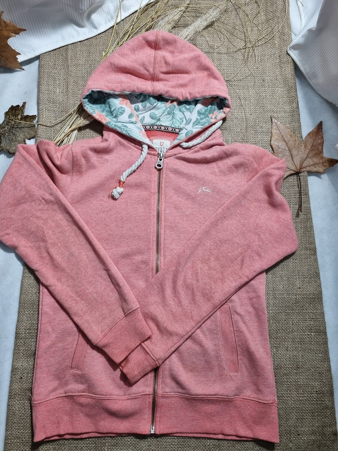 CAMPERA DEPORTIVA CON CAPUCHA, CIERRE DELANTERO, COLOR SALMON, MARCA RUSTY, TALLE 12