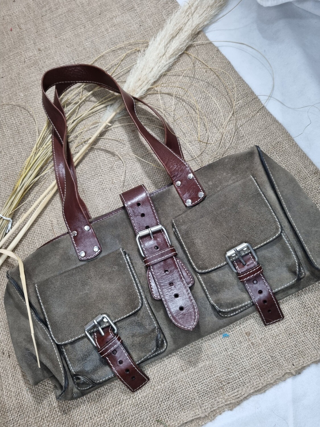 CARTERA CON BOLSILLOS Y HEBILLAS CON BROCHE, EN GAMUZA