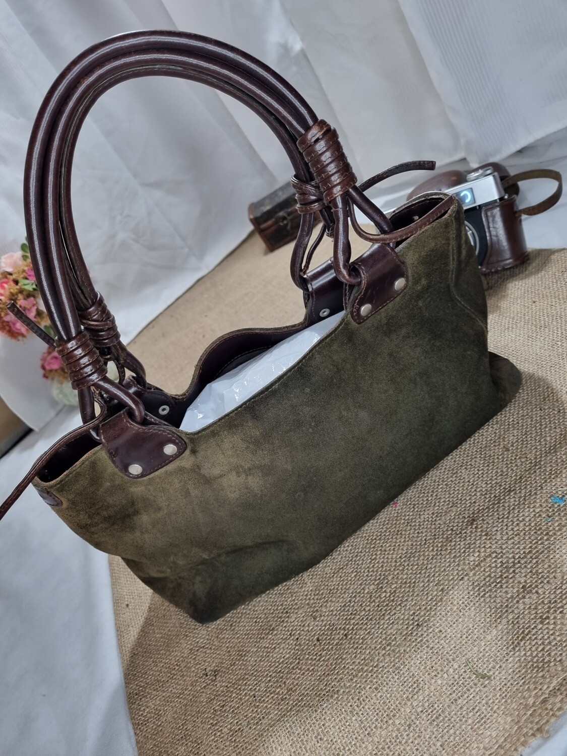 CARTERA DE GAMUZA, COLOR VERDE OLIVA, CORREAS DE CUERO CHOCOLATE