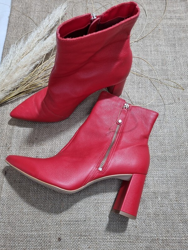 BOTAS BAJAS, PUNTA FINA, COLOR ROJO, TACO 8CM, CON CIERRE, MARCA TANARA, TALLE 39/40. IMPECABLES, UN SOLO USO