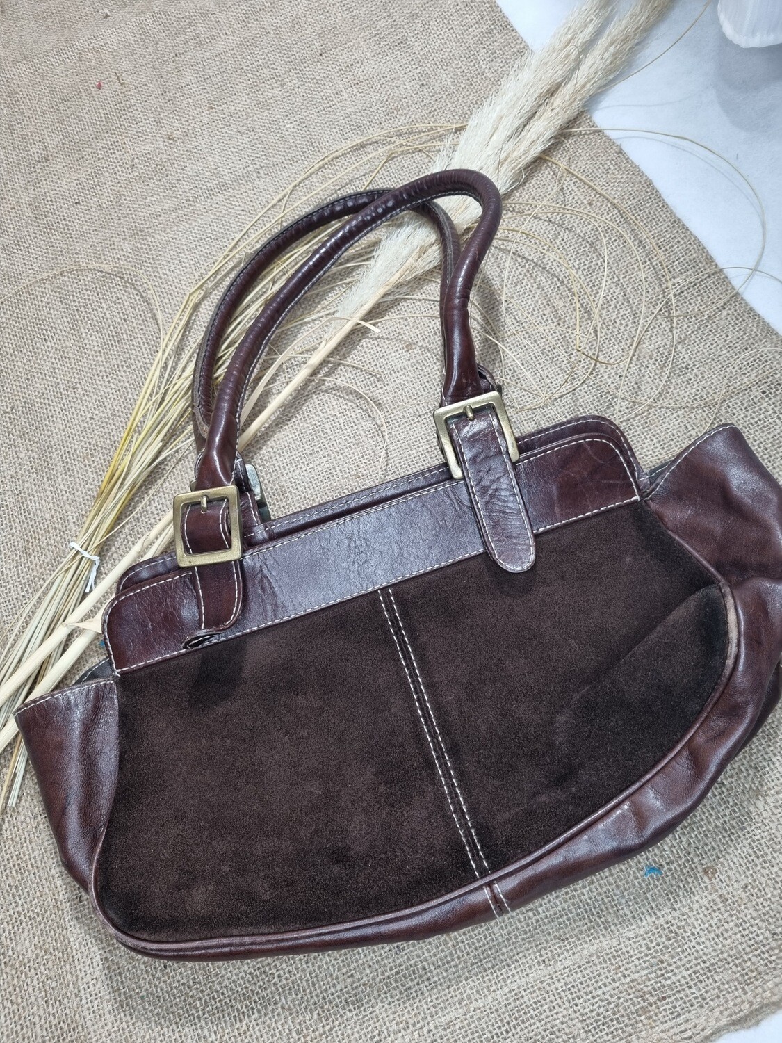 CARTERA DE GAMUZA COLOR CHOCOLATE, CORREA DE CUERO CON HEBILLAS DECORATIVAS