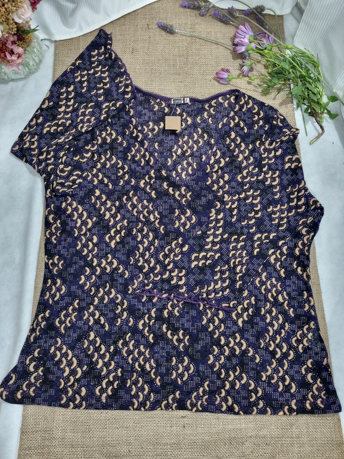 BLUSA MANGA, LARGA, ESCOTE EN V, COLOR VIOLETA CON DETALLES EN TONOS DE MARRON, MARCA JUMP, TALLE 6 (M)