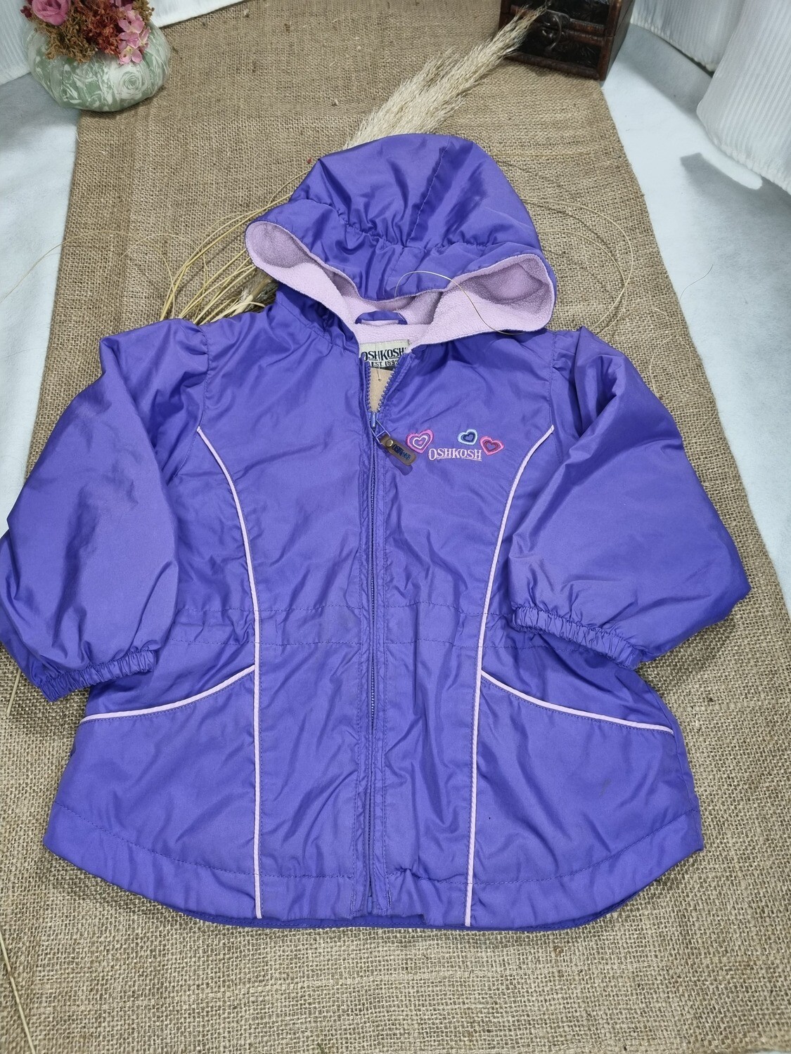 CAMPERA IMPERMEABLE, FORRADA EN POLAR, COLOR LILA, MARCA OSH KOSH, TALLE 3/4 AÑOS