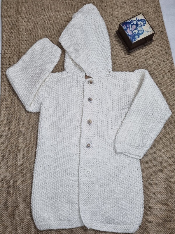 SACO TEJIDO CON CAPUCHA, BOTONES DELANTEROS, COLOR BLANCO, TALLE 4.