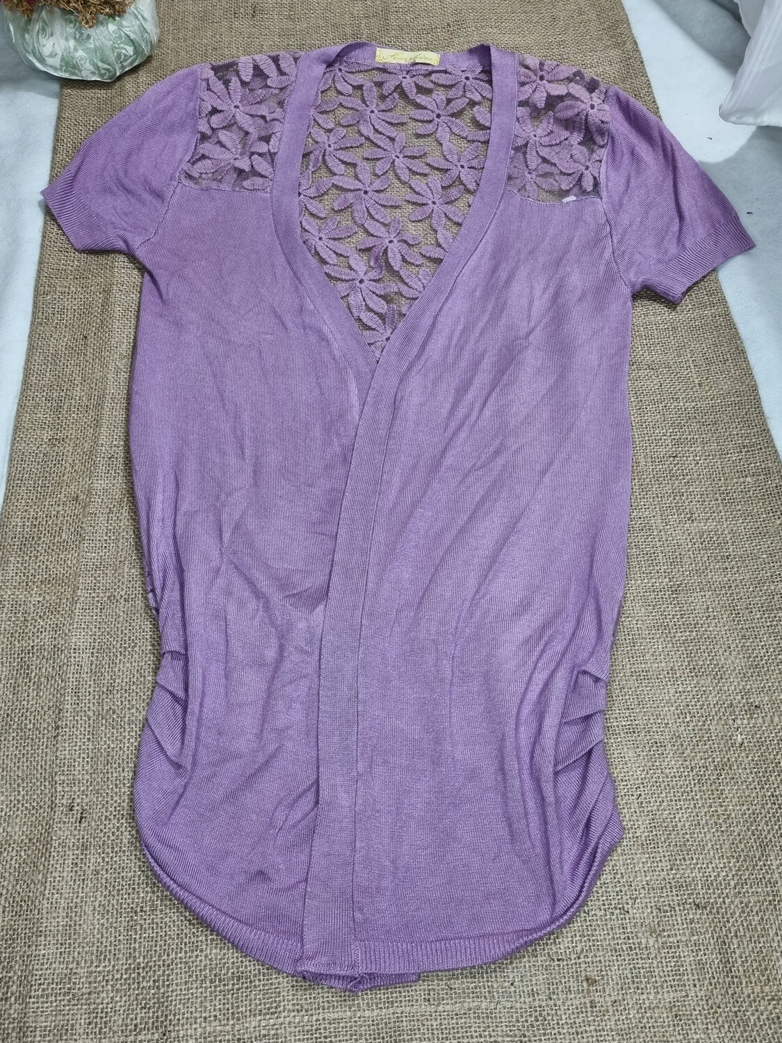 CARDIGAN DE MANGA CORTA, BORDADO EN LA ESPALDA Y HOMBROS, SIN BOTONES, MARCA SUNSHINE, TALLE S
