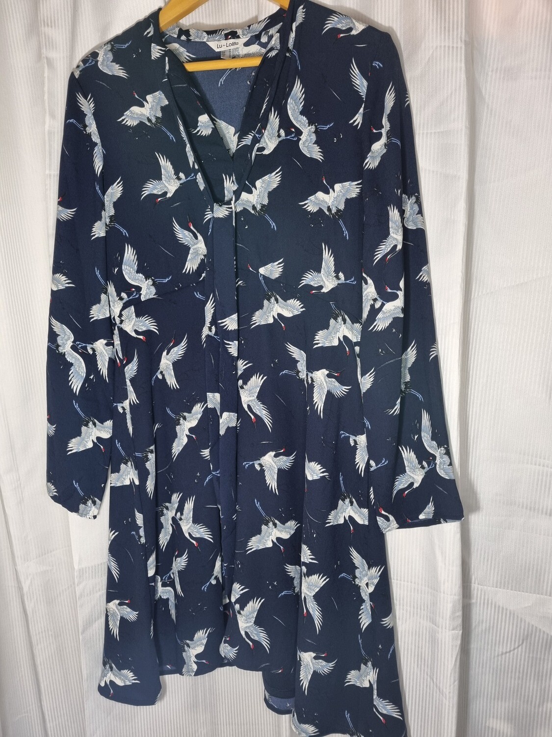 VESTIDO CASUAL, DE MANGA LARGA, ESTAMPADO CON AVES, COLOR AZUL MARINO, MARCA LOLITA, TALLE M.