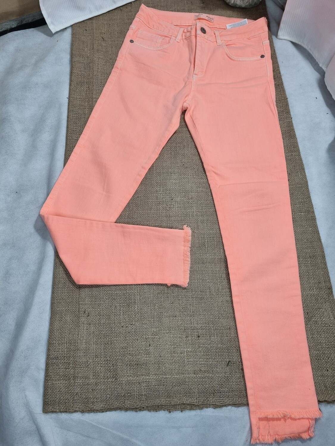 PANTALON CHUPIN DE JEAN ELASTIZADO, COLOR SALMON, MARCA ZARA GIRLS, TALLE 13/14. EXCELENTE ESTADO.