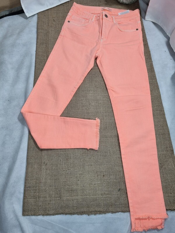 PANTALON CHUPIN DE JEAN ELASTIZADO, COLOR SALMON, MARCA ZARA GIRLS, TALLE 13/14. EXCELENTE ESTADO.