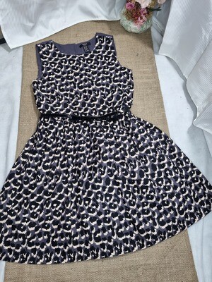 VESTIDO ESTAMPADO EN FONDO MORADO, SIN MANGAS, CORTE A LA CINTURA FRUNCIDO CON VUELO EN LA FALDA, CINTURON DE CUERINA CON MOÑA, MARCA FOREVER 21 GIRLS, TALLE 13/14 AÑOS