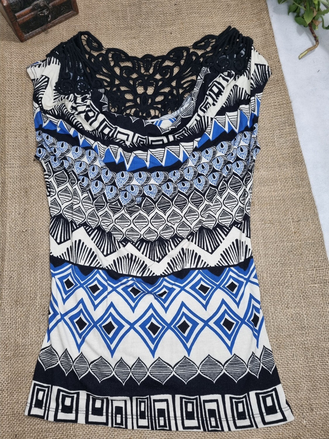 REMERA SIN MANGAS, ESTAMPADA EN NEGRO, BLANCO Y AZUL, CON BORDADO EN NEGRO, MARCA FOREVER 21, TALLE S/P