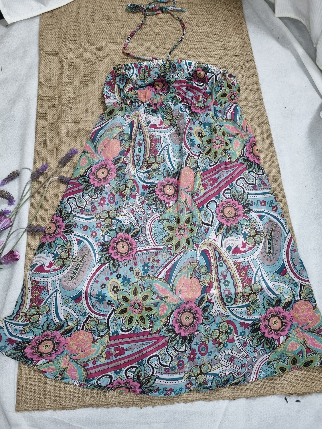 VESTIDO STRAPLESS, ESTAMPADO CON FLORES, ELASTICO BAJO EL BUSTO, MARCA BLUE KISS, TALLE S