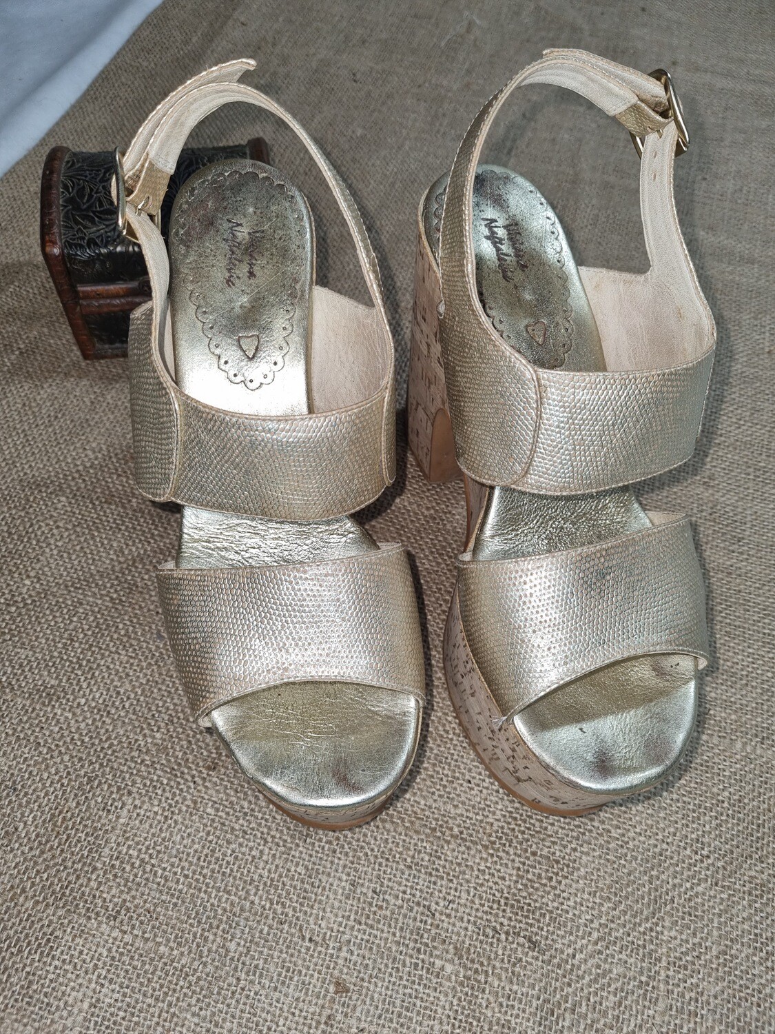 SANDALIA DE PLATAFORMA Y TACO DE CORCHO. DORADAS EN CUERO TIPO &quot;CROCO&quot;. TALLE 39 (PLANTILLA 25 CMS) IMPECABLES