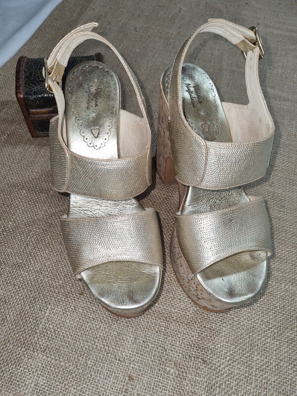 SANDALIA DE PLATAFORMA Y TACO DE CORCHO. DORADAS EN CUERO TIPO &quot;CROCO&quot;. TALLE 39 (PLANTILLA 25 CMS) IMPECABLES