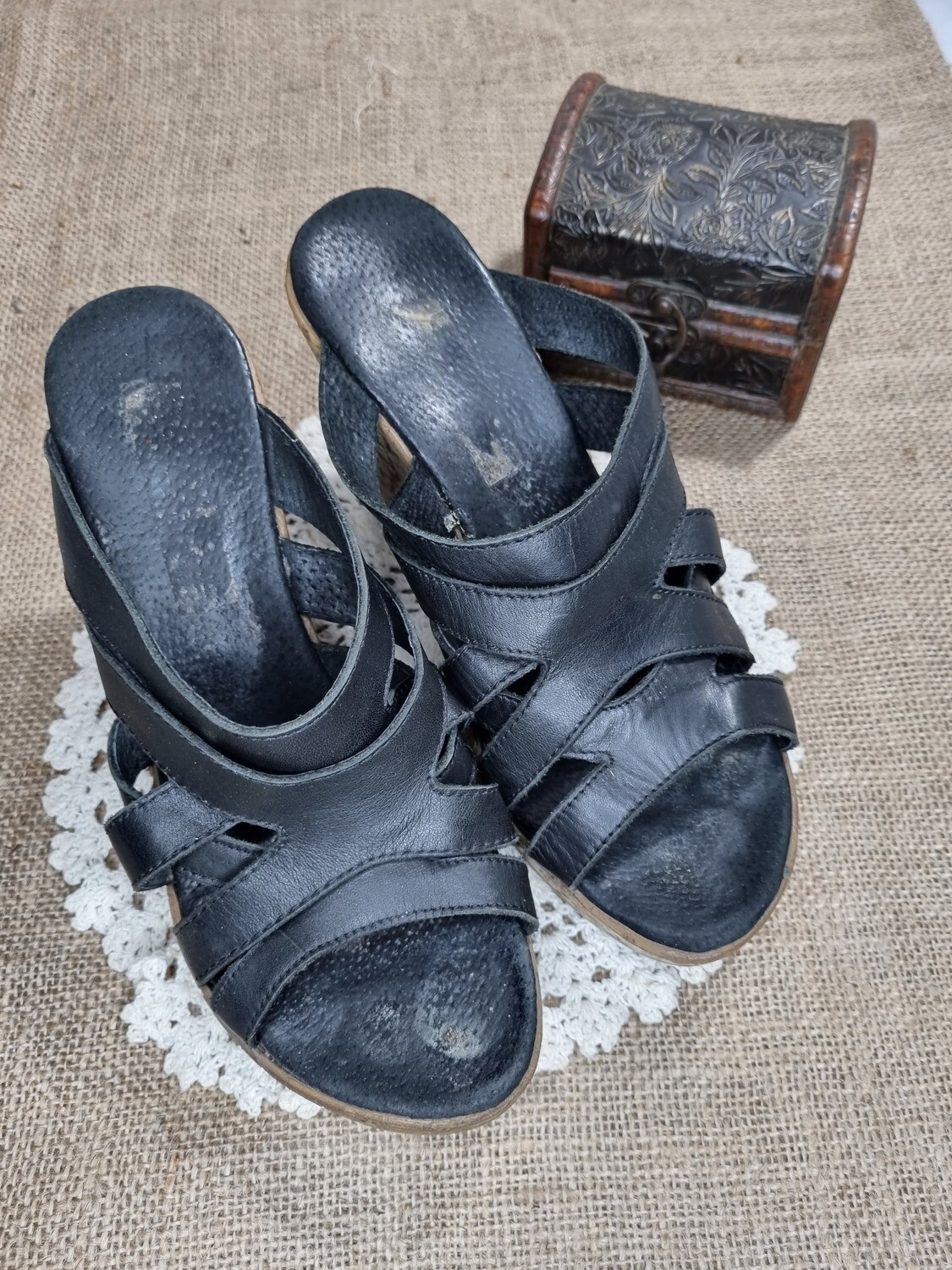 SANDALIAS DE DAMA, PLATAFORMA Y TACO CORRIDO. EN CUERO NEGRO. TALLE 37 25,5 CMS.