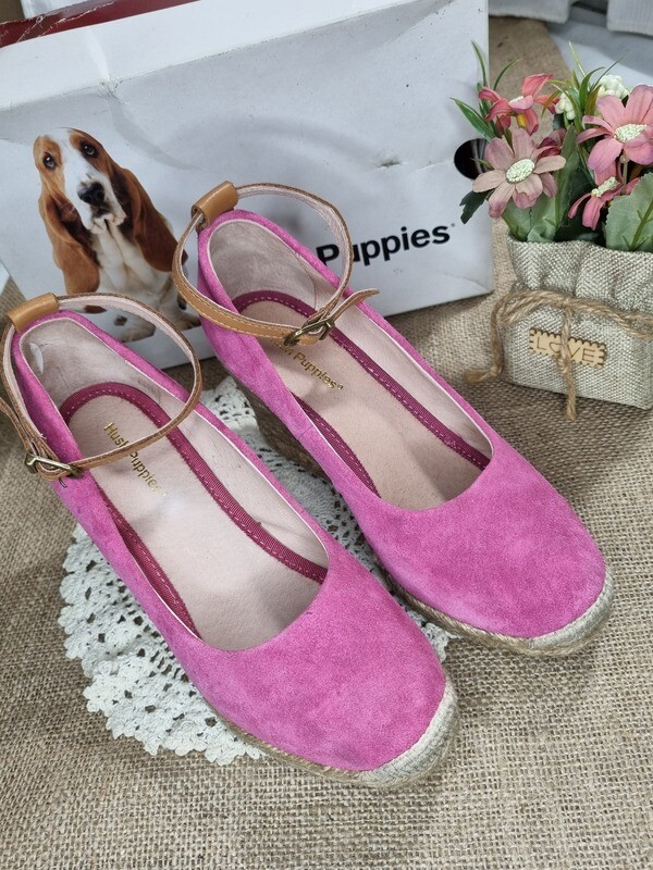 ZAPATO DE DAMA, CON TACO CORRIDO FORRADO EN YUTE, CON PRESILLA. COLOR FUCSIA, MARCA HUSH PUPPIES, TALLE 37. IGUAL A NUEVAS - UN USO