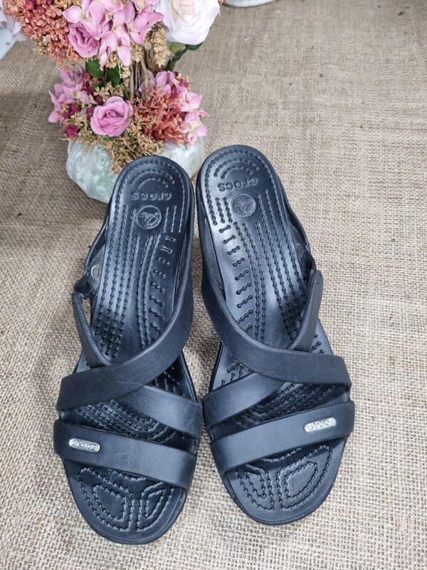 SANDALIAS DE DAMA, MARCA CROCS, EN GOMA. SUPER ERGONÓMICAS, Y CONFORTABLES. TALLE 36 - US8 - 25 CMS. UN USO - IGUAL A NUEVAS.
