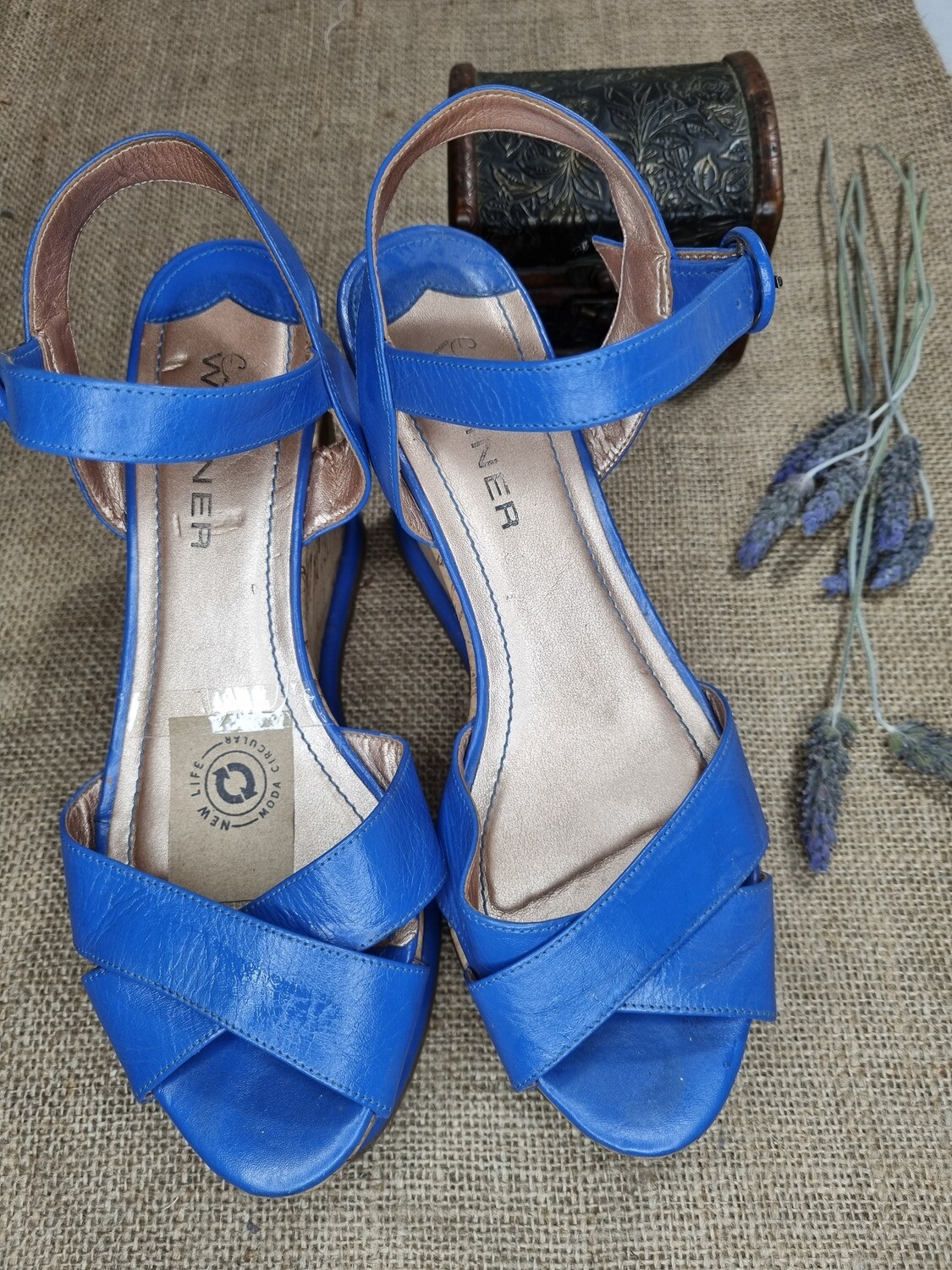 SANDALIA DE DAMA, TACO CORRIDO Y PLATAFORMA. EN CUERO AZUL. TALLE 37 - 25 CMS.