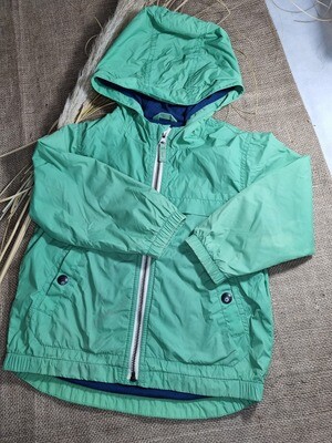 CAMPERA IMPERMEABLE FINA DE NIÑO, FORRADA EN ALGODÓN FINO. MARCA BABY GAP, TALLE 3/4. CON CAPUCHA