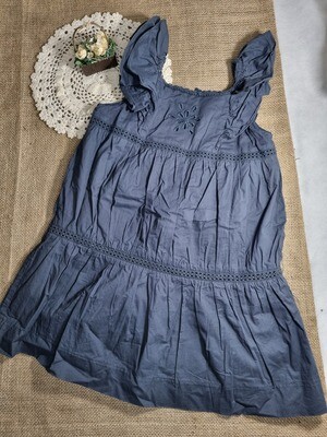VESTIDO DE NIÑA, EN TELA, CON MANGA TIPO MUSCULOSA CON VOLADOS. MARCA GOCCO, TALLE 5-6