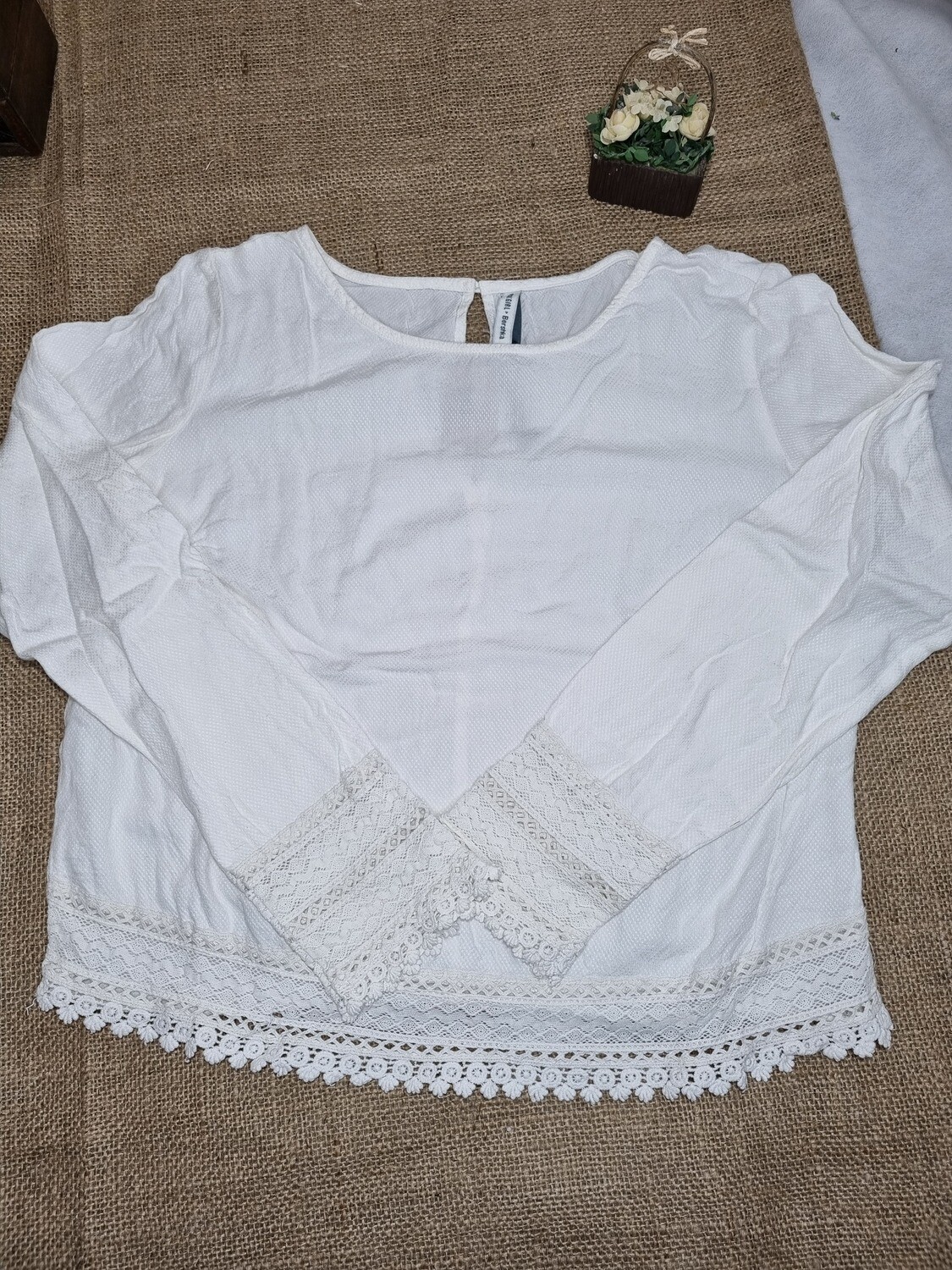 BLUSA DE MANGA LARGA, COLOR BLANCO, CON PUNTILLAS EN MANGAS Y DELANTERA, MARCA BERSHKA, TALLE XS