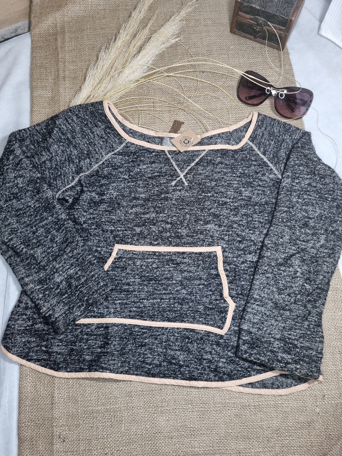 BUZO MANGA LARGA , ESCOTE BOTE, BOLSILLOS DELANTEROS, NEGRO JASPEADO Y RIBETES EN BEIGE, MARCA VITAMINA, TALLE 38.1