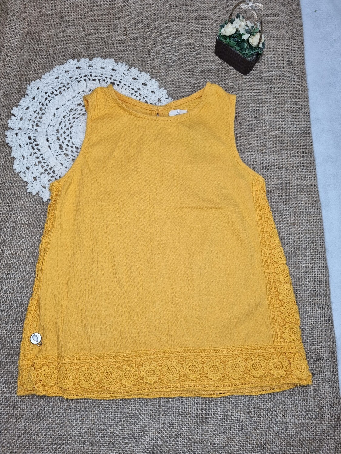 BLUSA SIN MANGAS, CON PUNTILLA EN LATERALES Y BAJO, COLOR MAIZ, MARCA HUSH PUPPIES, TALLE 6