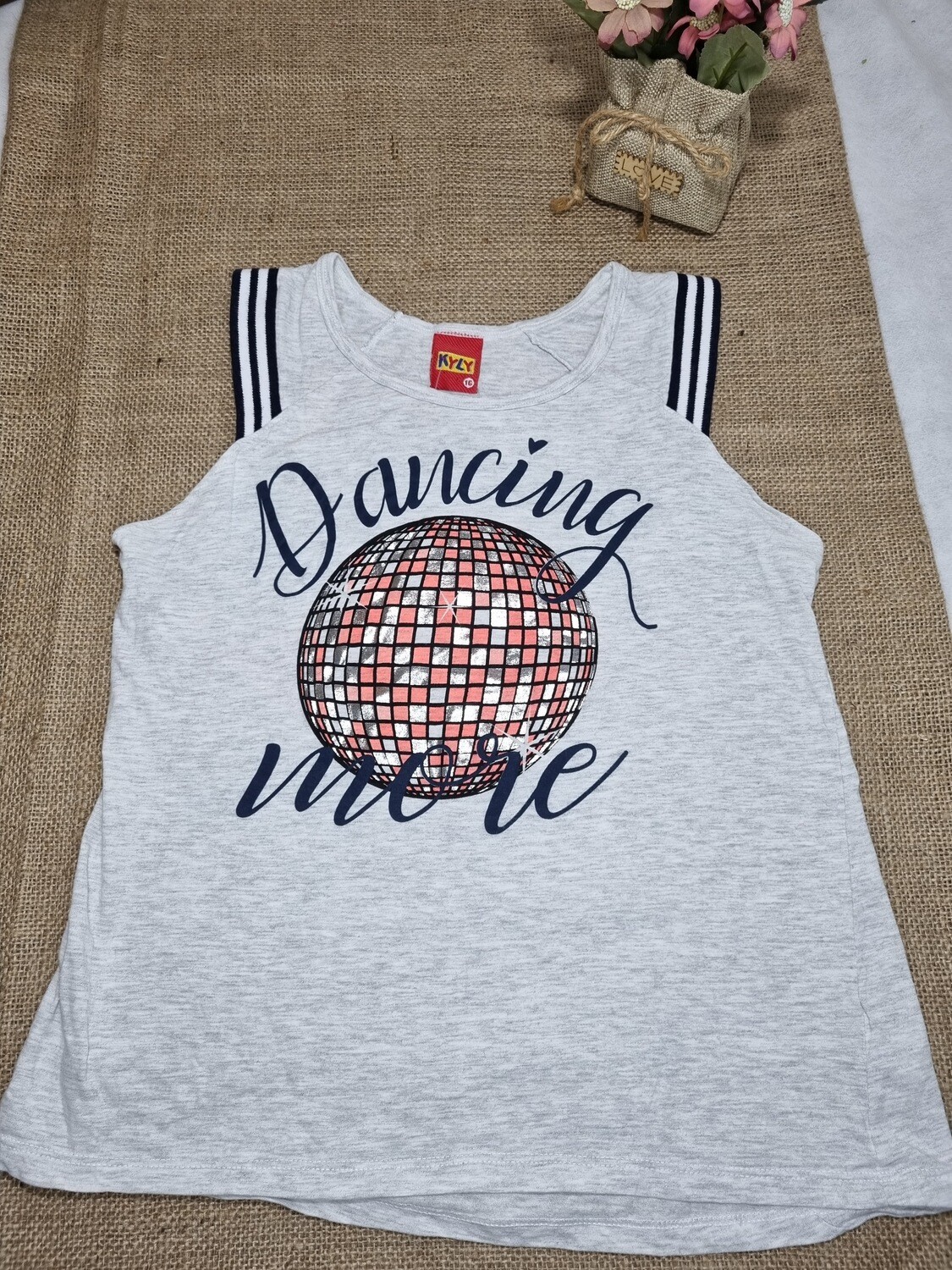 REMERA SIN MANGAS, CON ESTAMPA DELANTERA, MARCA KYLY, TALLE 16 (CHICO)