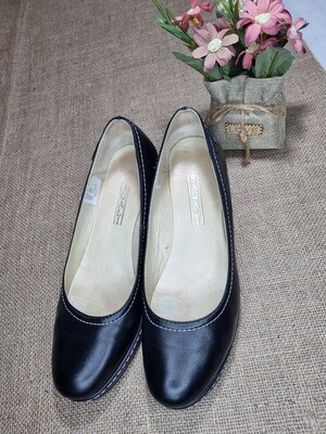 ZAPATO DE CUERO TACO CORRIDO, COLOR NEGRO, MARCA SAGALI, TALLE 37. IMPECABLES