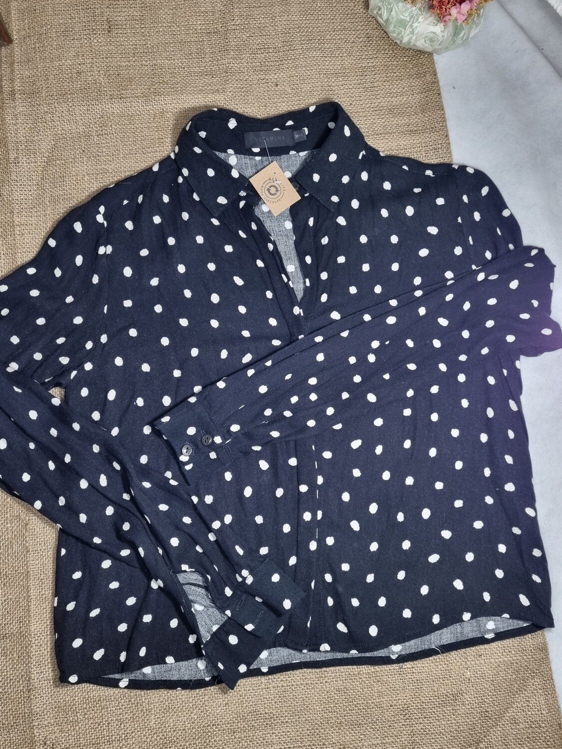 CAMISA DE MANGA LARGA, COLOR NEGRO CON LUNARES BLANCOS, MARCA VITAMINA, TALLE 38 (S)