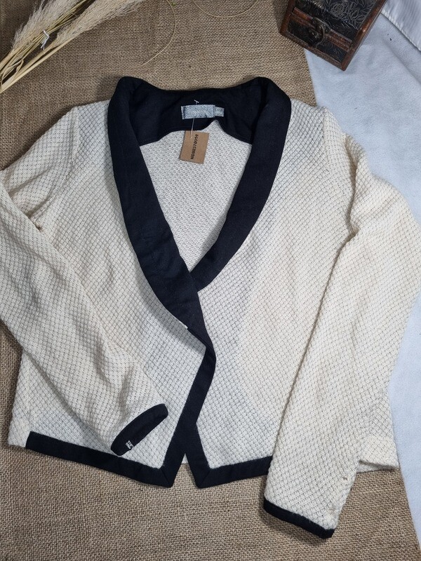 CARDIGAN TIPO CHAQUETITA DE LANA FINA, COLOR CRUDO Y NEGRO CON HILITOS PLATEADOS, MARCA VITAMINA, TALLE 40 (M)