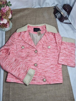 CHAQUETA RAYADA EN TONOS ROSA, CUELLOS Y PUÑOS EN CUERO CRUDO, MARCAVITAMINA, TALLE 38 (S)