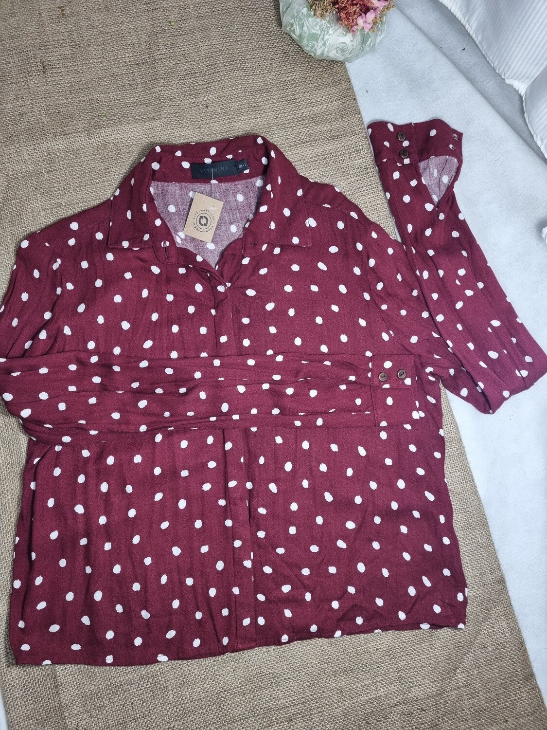 CAMISA DE MANGA LARGA, COLOR BORDEAU CON LUNARES BLANCOS, MARCA VITAMINA, TALLE 38 (S)