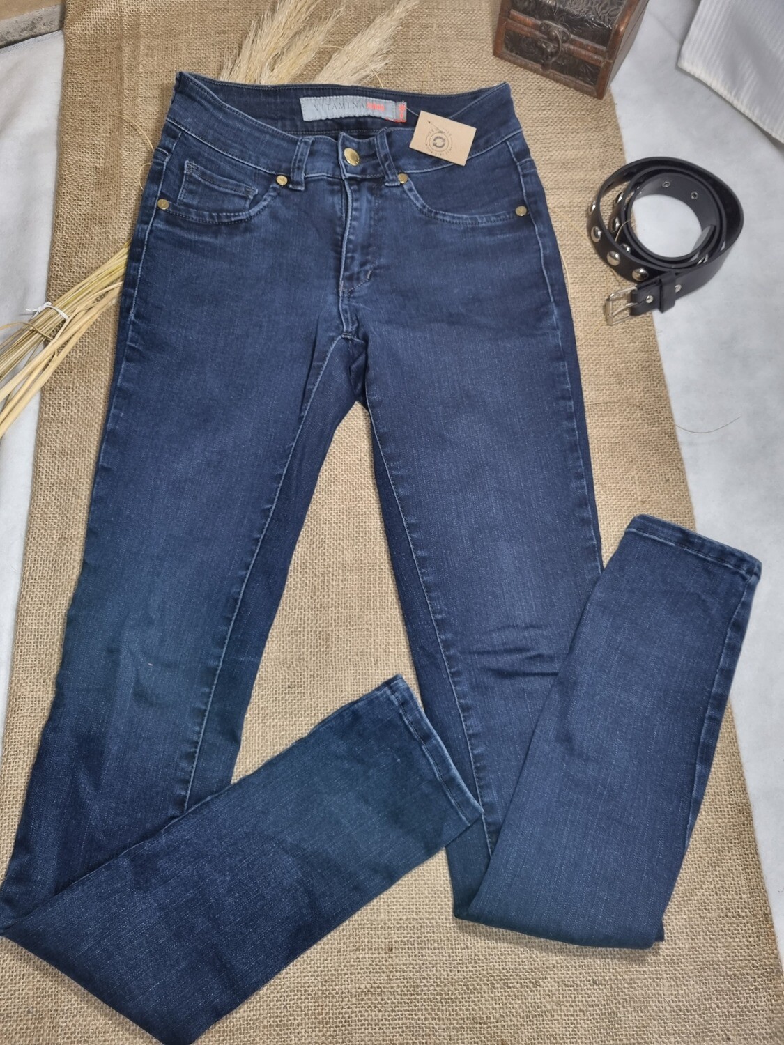 PANTALON DE JEAN DE DAMA, CHUPIN, TIRO BAJO, MARCA VITAMINA, TALLE 38.