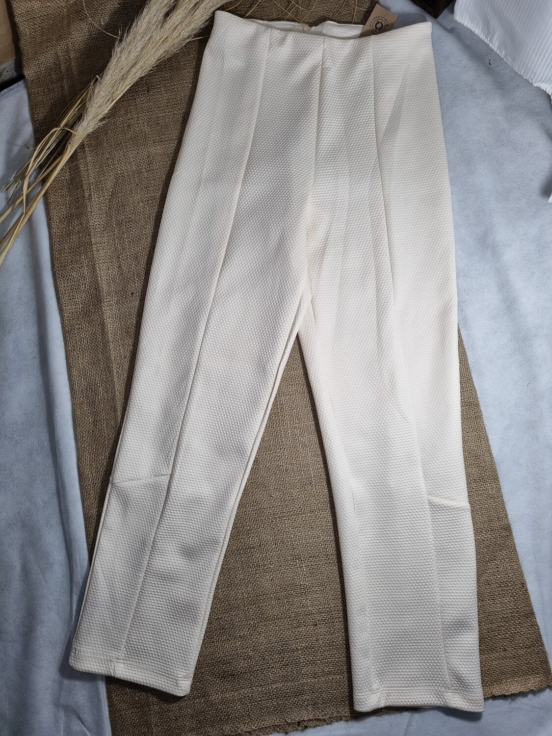 PANTALON DE VESTIR, TIPO JEGGING, EN TELA TIPO PANAL DE ABEJA, SUPER ELASTIZADO, COLOR MANTECA, TALLE 38. IMPECABLE