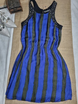 VESTIDO SIN MANGAS, RAYADO AZUL Y VERDE OSCURO, CON APLIQUES BRILLANTES, ELASTIZADO A LA CINTURA, MARCA VITAMINA, TALLE 38 (S). Largo total: 88cm. de axila a axila: 41cm