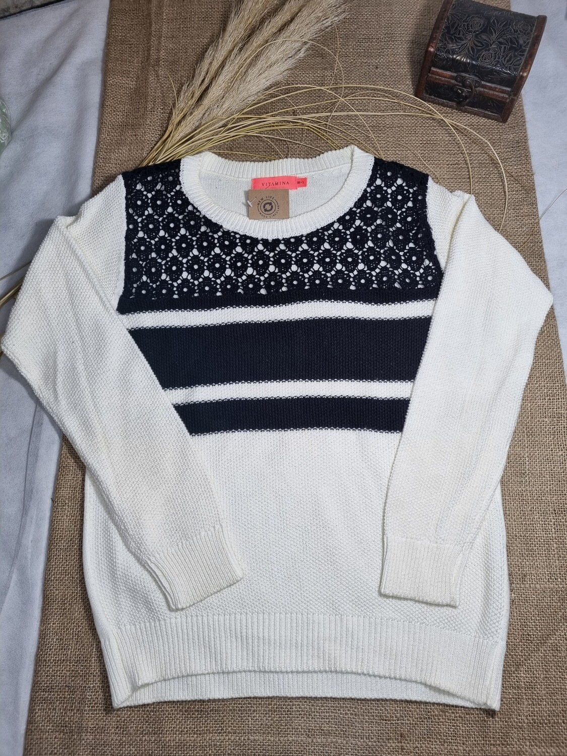 SWEATER TEJIDO, COLOR CRUDO Y NEGRO CON DETALLE DE CALADO, MARCA VITAMINA, TALLE 38 (S)