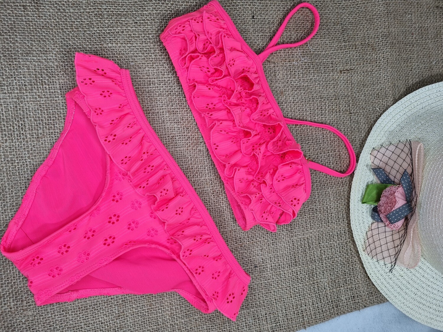 BIKINI NIÑA DOS PIEZAS, CON VOLADOS. COLOR FUCSIA. TALLE 2 AÑOS. IMPECABLE - SIN USO