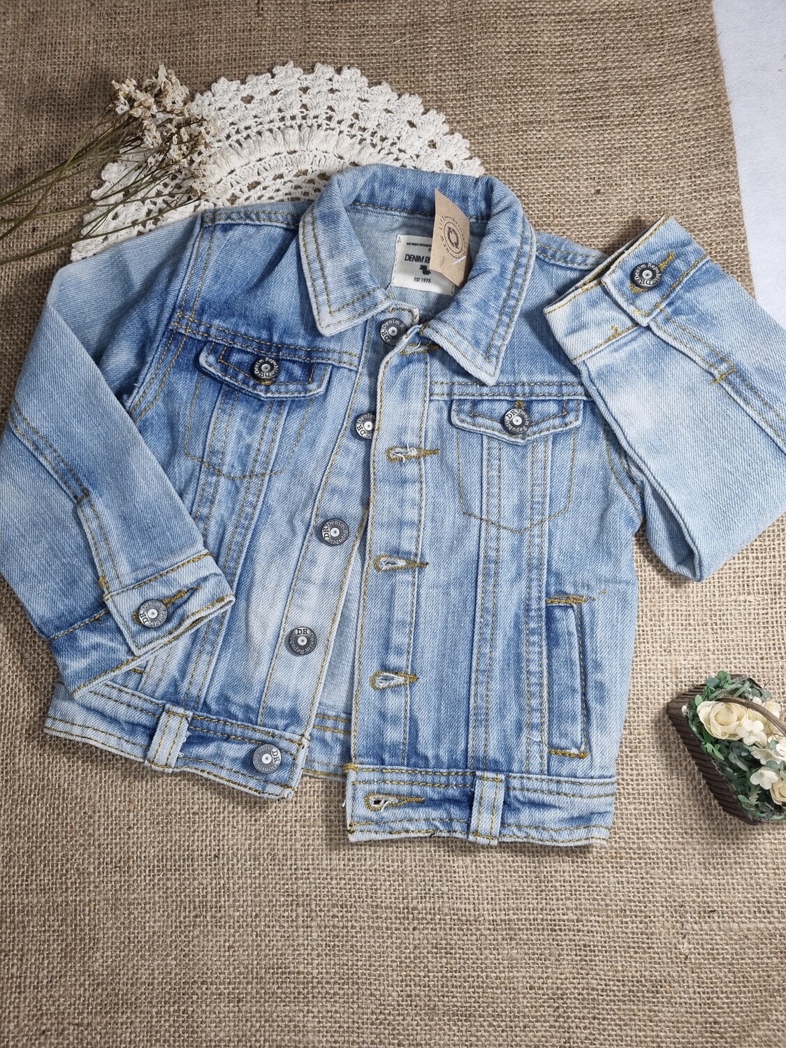 CAMPERA DE JEAN GASTADO, MARCA DENIM REPUBLIC, TALLE 18/24 MESES