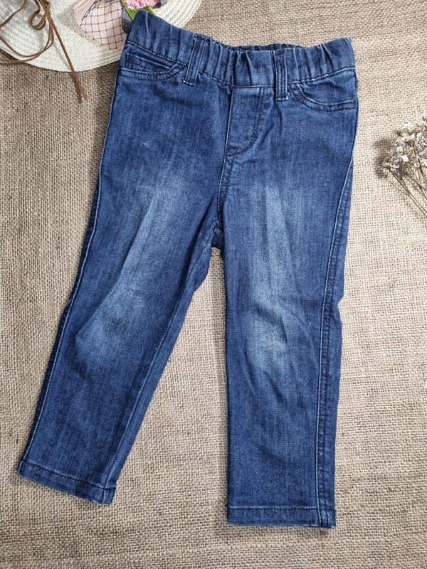 JEGGING DE JEAN, ELASTIZADA A LA CINTURA, MARCA THOMAS TRENT, TALLE 18/24 MESES. PEQUEÑAS MANCHAS EN RODILLAS