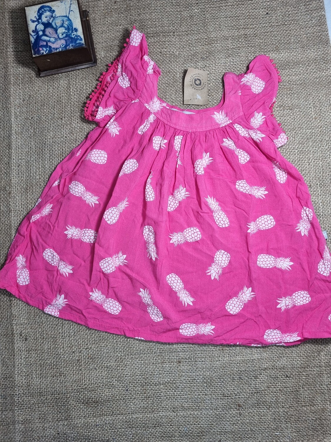 MUSCULOSA EN TELA, FUCSIA CON ESTAMPADOS DE PIÑAS. MARCA HERING. TALLE G (3 años aprox.)